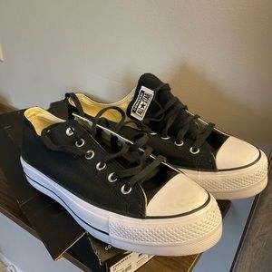 Size 11 women’s converse sneakers chucks low top fashion icon sneaker